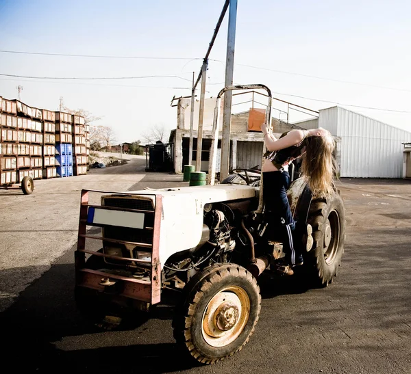 Frau auf Traktor — Stockfoto