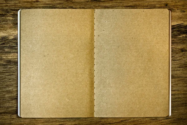 木材的背景上棕色记事本 — 图库照片