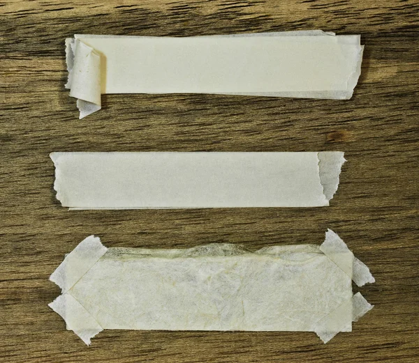 Papel rasgado e fita adesiva em madeira — Fotografia de Stock