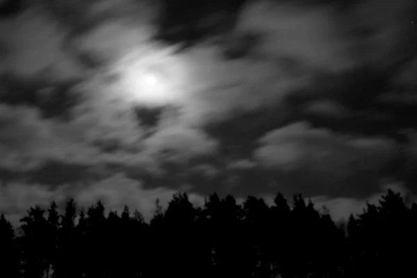 Foto Preto Branco Nuvens Movendo Frente Lua — Fotografia de Stock