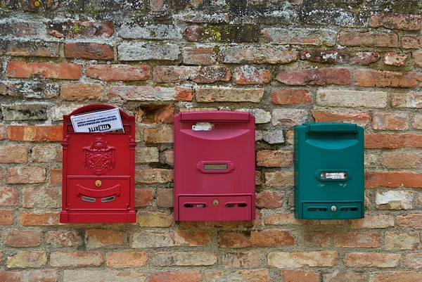 Bir Tuğla Duvar Üzerine Renkli Posta Kutuları — Stok fotoğraf