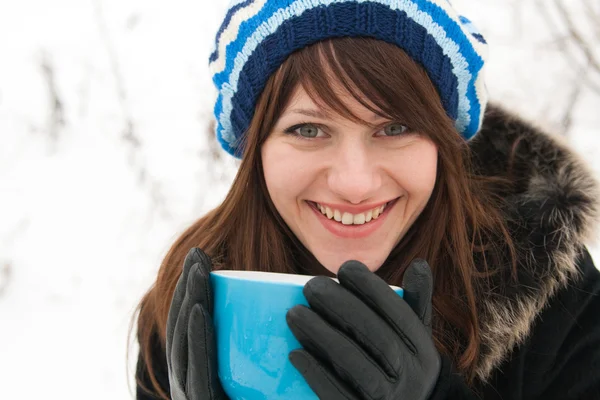 Młoda Kobieta Paski Kapelusz Rękawiczki Uśmiechając Się Trzyma Kubek Niebieski — Zdjęcie stockowe