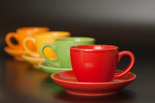 Цветные чашки — стоковое фото
