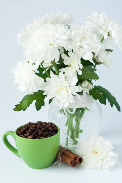 Yeşil Bir Fincan Kahve Çekirdekleri Tarçın Sopa — Stok fotoğraf