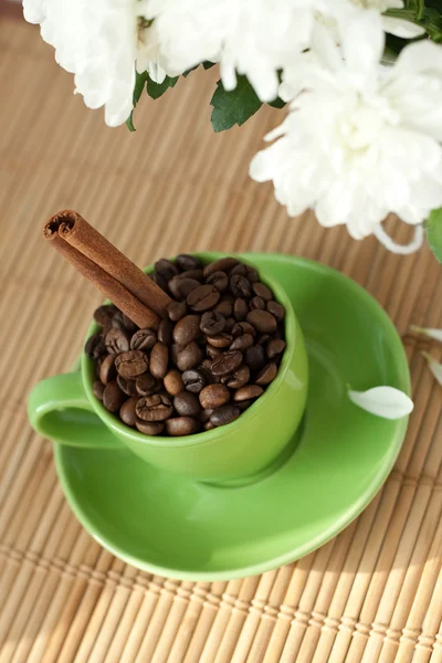 Κόκκους Καφέ Ένα Πράσινο Φλιτζάνι — Φωτογραφία Αρχείου