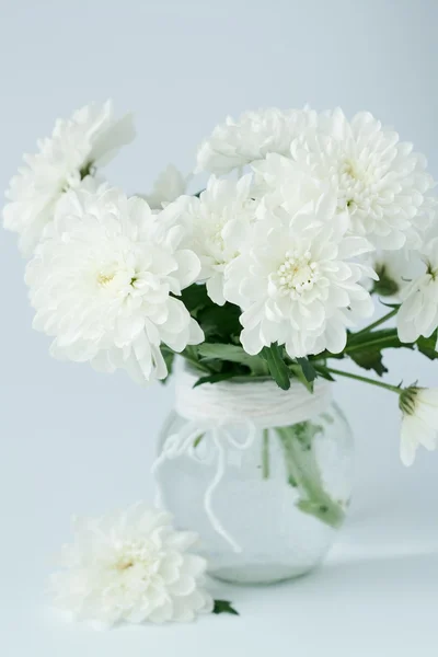 Bouquet of white flowers in a glass vase — Stock Photo, Image