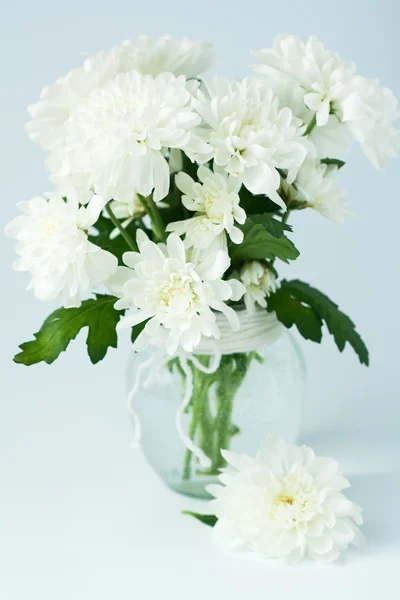 Bukiet Białych Kwiatów Wazonie Szkła — Zdjęcie stockowe