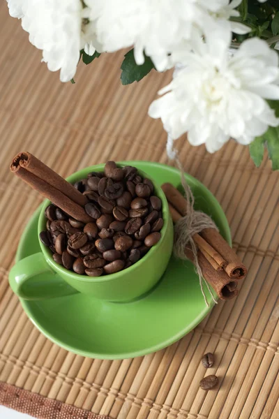 Κόκκους Καφέ Ένα Πράσινο Φλιτζάνι — Φωτογραφία Αρχείου