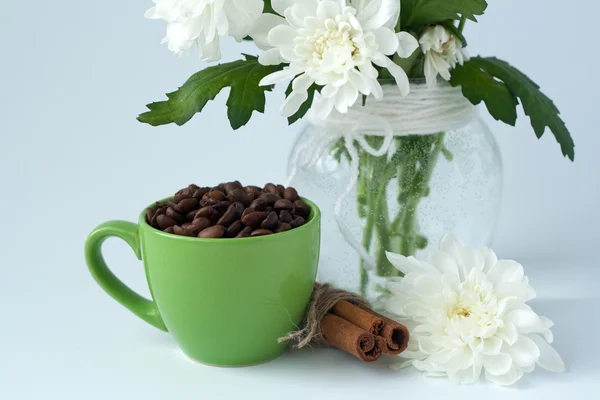 Кофейные Зерна Зеленой Чашке — стоковое фото