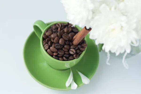 Koffie bonen in een groene kopje — Stockfoto
