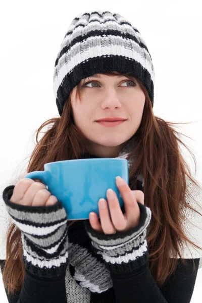 Chica está soñando y sosteniendo una taza azul — Foto de Stock