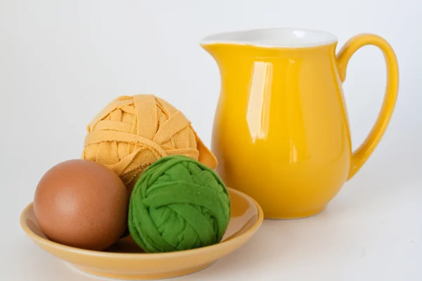 Sürahi Süt Yumurta Iki Bobin Konu Örme Için — Stok fotoğraf