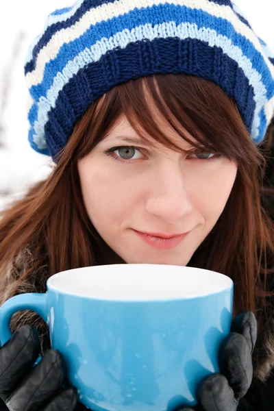 Flicka som håller en kopp — Stockfoto