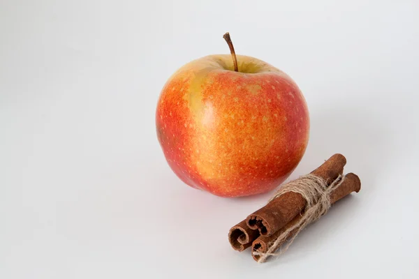 Jablka a skořicové tyčinky — Stock fotografie
