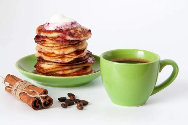 Panqueques y café para el desayuno —  Fotos de Stock