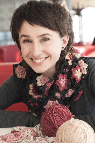 Portrait d'une jeune belle fille avec tricot — Photo
