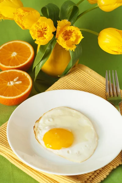 Rührei und Orangen zum Frühstück — Stockfoto