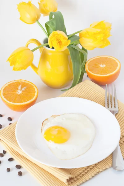 炒鸡蛋和桔子的早餐 — 图库照片