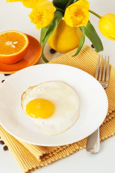 Scrambled eggs and oranges for breakfast — Stockfoto