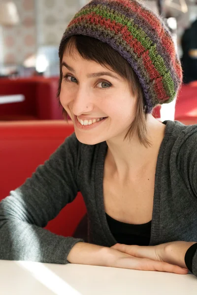 Portrait d'une jeune belle fille avec tricot — Photo