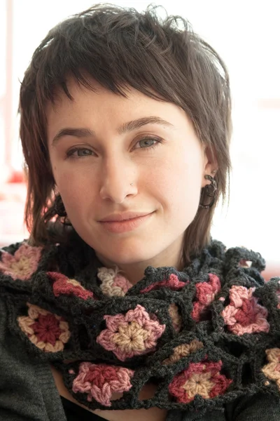 Portret van een jonge mooi meisje met breien — Stockfoto