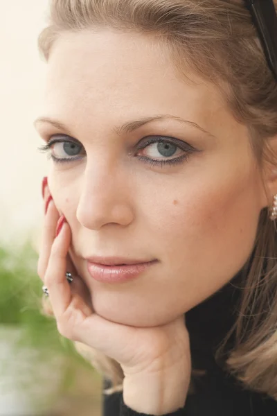 Retrato de una joven rubia hermosa —  Fotos de Stock