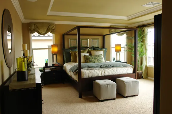 Роскошная главная спальня — стоковое фото