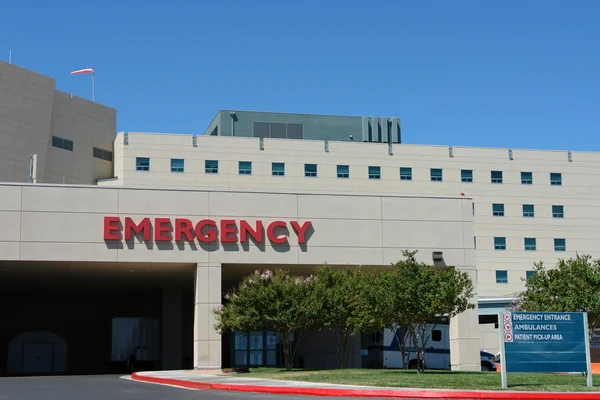 現代病院の救急入口前の建物 — ストック写真