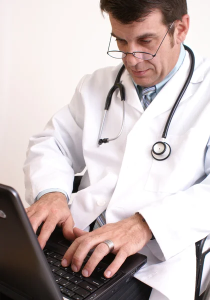 Dottore e laptop — Foto Stock