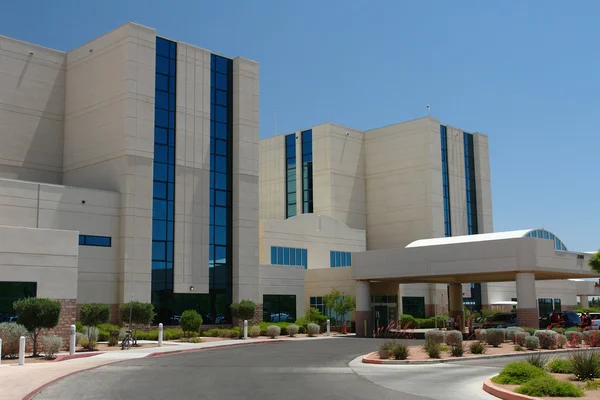 Blick Auf Ein Schönes Und Massives Krankenhausgebäude Stockbild