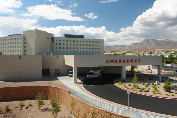 紧急情况的医院大楼 免版税图库照片