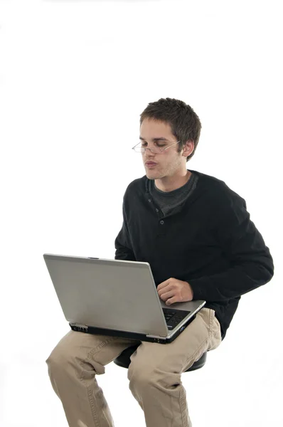 Tonåring Sitter Pall Ser Genom Glasögon Laptop Vit Bakgrund — Stockfoto