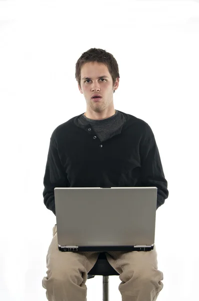 Запутавшийся подросток с ноутбуком — стоковое фото
