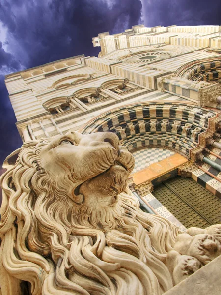 石造りのライオン聖ロレンツォ大聖堂でガードを立つ ストック画像