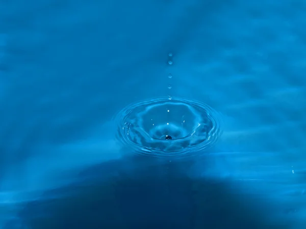 The movement of a drop of water frozen — Stock Photo, Image
