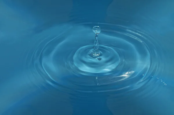 冷凍水の滴の動き — ストック写真