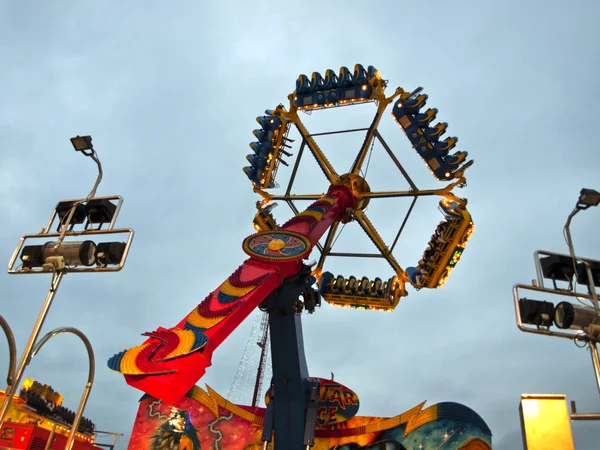 Pariserhjul i en nöjespark — Stockfoto