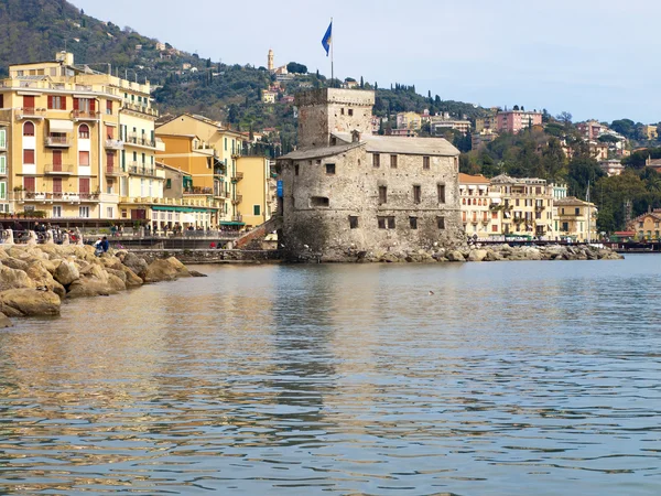 Het kasteel in de zee van rapallo — Stockfoto