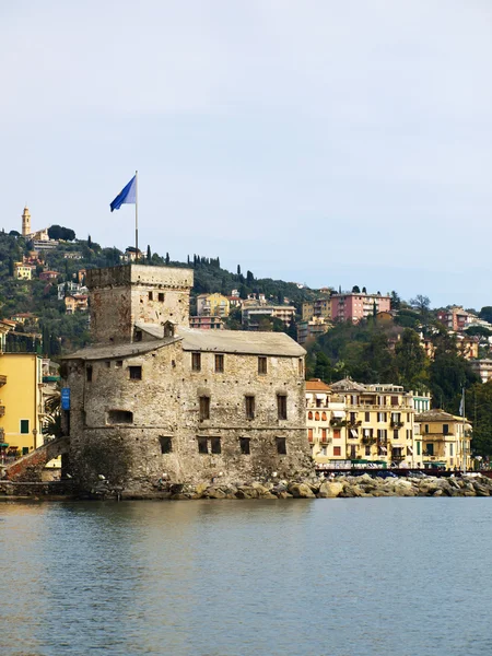 Castel w morze rapallo — Zdjęcie stockowe