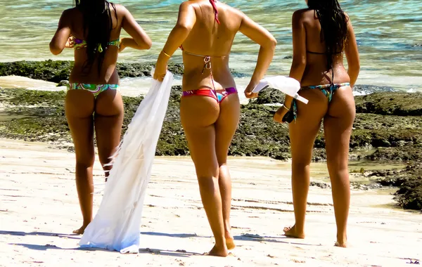 Τρία Κορίτσια Που Περπατούν Στην Παραλία Σέξι Στρινγκ — Φωτογραφία Αρχείου