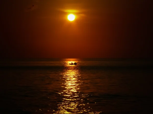Barco Pequeño Cruzando Sol Atardecer Jimbaran Bali —  Fotos de Stock