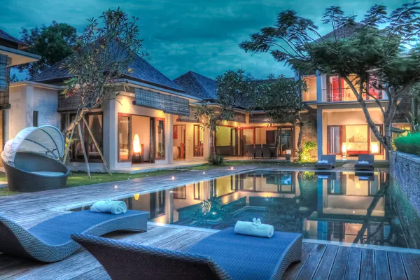 Tropische Luxusvilla Und Garten Mit Swimmingpool Stockfoto