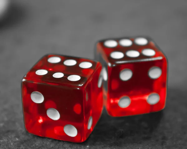 Zwei Rote Und Weiße Würfel Doppelsechs Mit Schwarz Weißem Hintergrund — Stockfoto