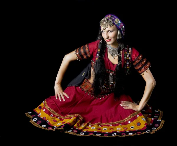 Ung Kvinna Sitter Traditionella Indiska Tyg — Stockfoto