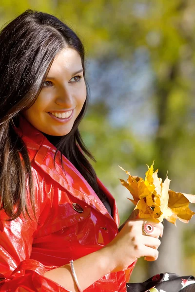 Młoda Kobieta Park Jesienią Żółte Listowie — Zdjęcie stockowe