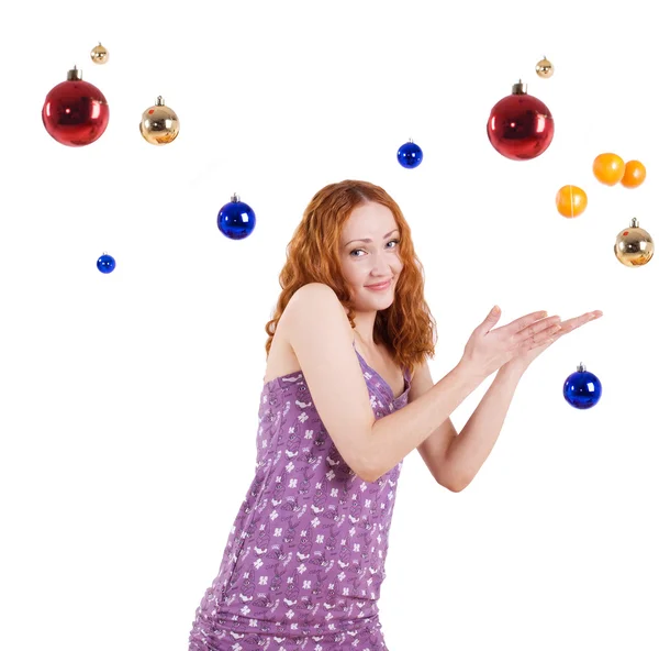 赤い少女投げるマンダリン クリスマスのテーマ — ストック写真