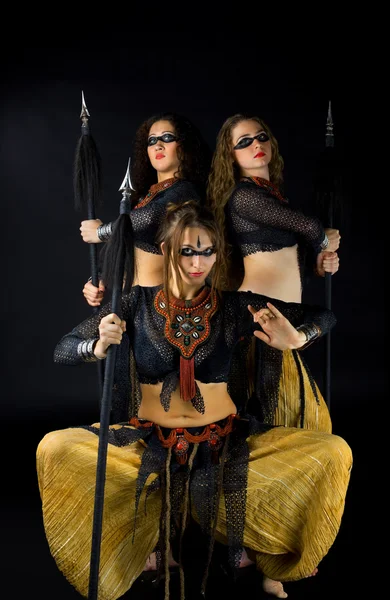 Tři Ženy Kopím Tradiční Kostým Arábie — Stock fotografie