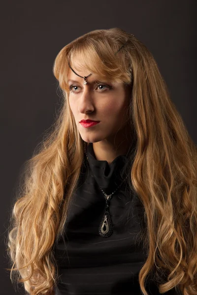 Uzun Sarı Saçlı Asya Tarzı Ile Güzel Olgun Kadın — Stok fotoğraf
