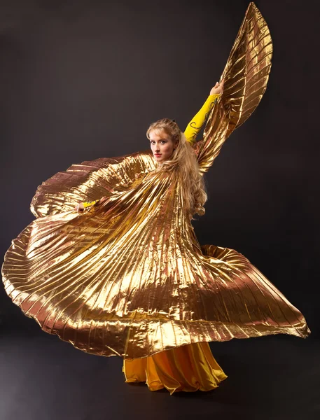 Красивая Зрелая Женщина Танцует Золотым Крылом Арабском Стиле — стоковое фото