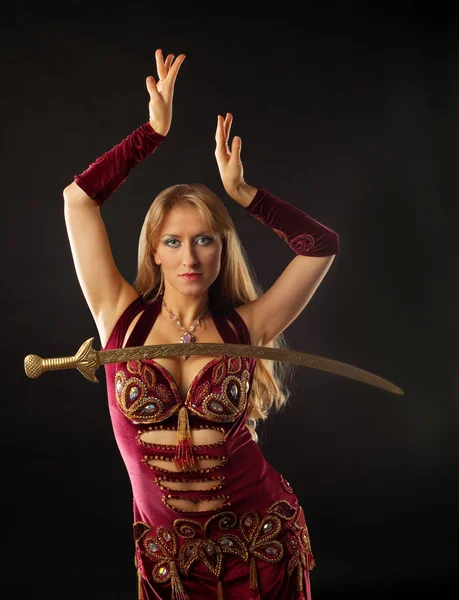 Schönheit Arabische Tänzerin Mit Säbel Auf Brust — Stockfoto